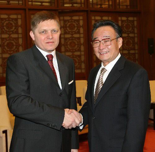 习近平会见斯洛伐克总理菲佐