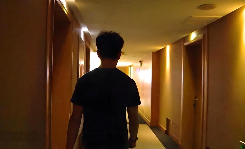 男子称裸睡时遭酒店服务员闯入,最新回应